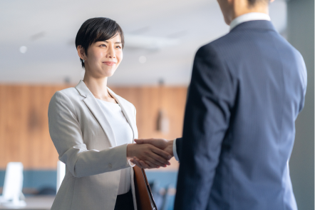 握手をする男性と女性
